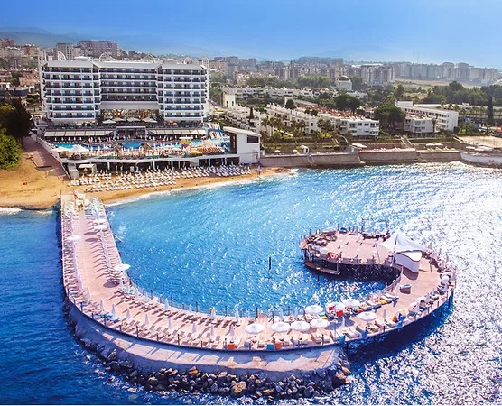 Azura Deluxe Resort & Spa
